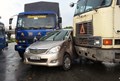 Xe Inova Toyota bị kẹp giữa 2 xe tải tại Thủ Đức, TP HCM